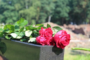 1sierpnia odbya si ceremonia upamitniajca ofiary przy pozostaociach pokrematorium V