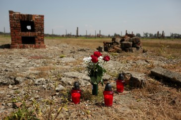 Od 25 lat, kadego drugiego sierpnia, Stowarzyszenie Romw w Polsce przy wsparciu licznych instytucji pastwowych i spoecznych, w tym Pastwowego Muzeum Auschwitz-Birkenau, organizuje obchody dnia pamici romskiego holocaustu.